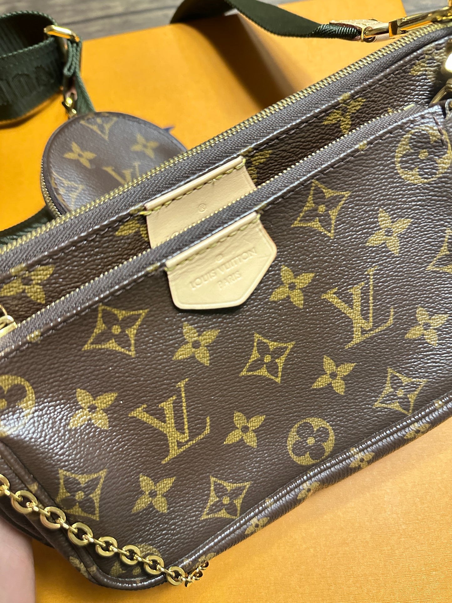 (Pre-owned) Louis Vuitton Multi Pochette Accessoires leather crossbody bag (Good condition 9.9/10)