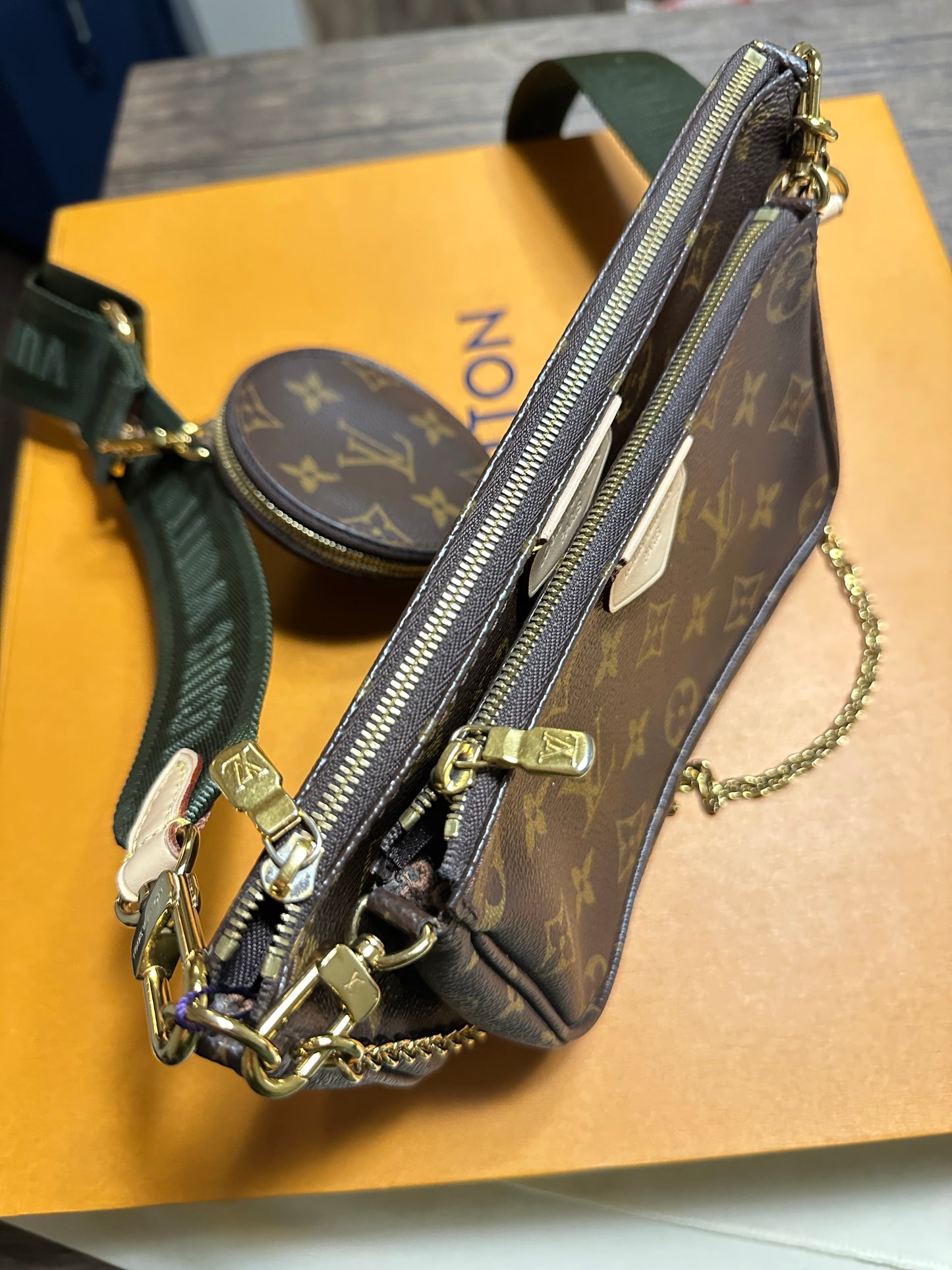 (Pre-owned) Louis Vuitton Multi Pochette Accessoires leather crossbody bag (Good condition 9.9/10)
