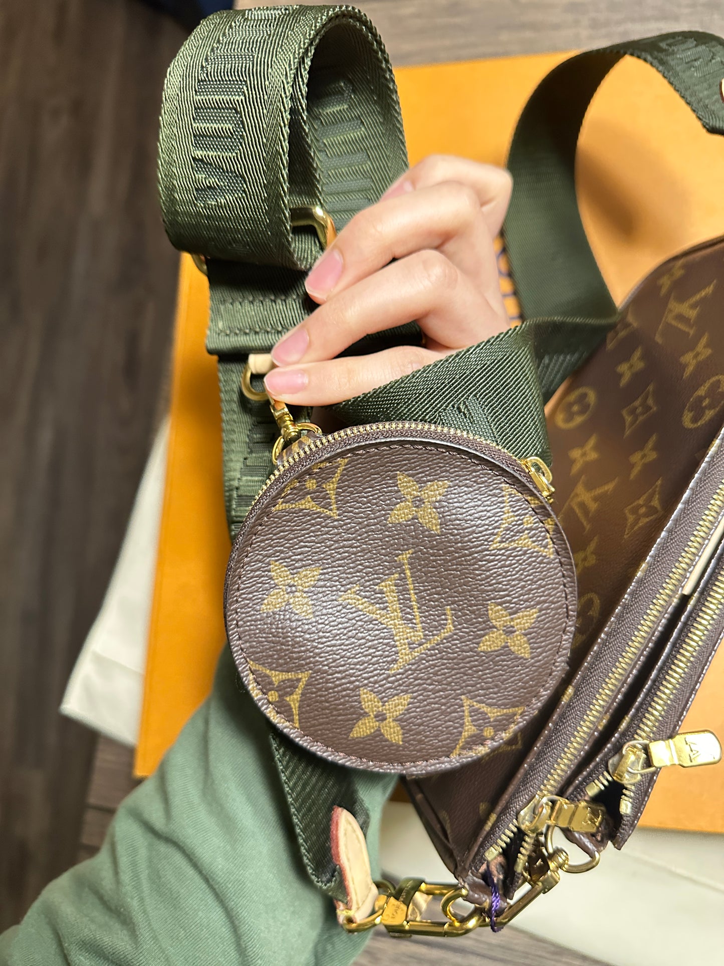 (Pre-owned) Louis Vuitton Multi Pochette Accessoires leather crossbody bag (Good condition 9.9/10)