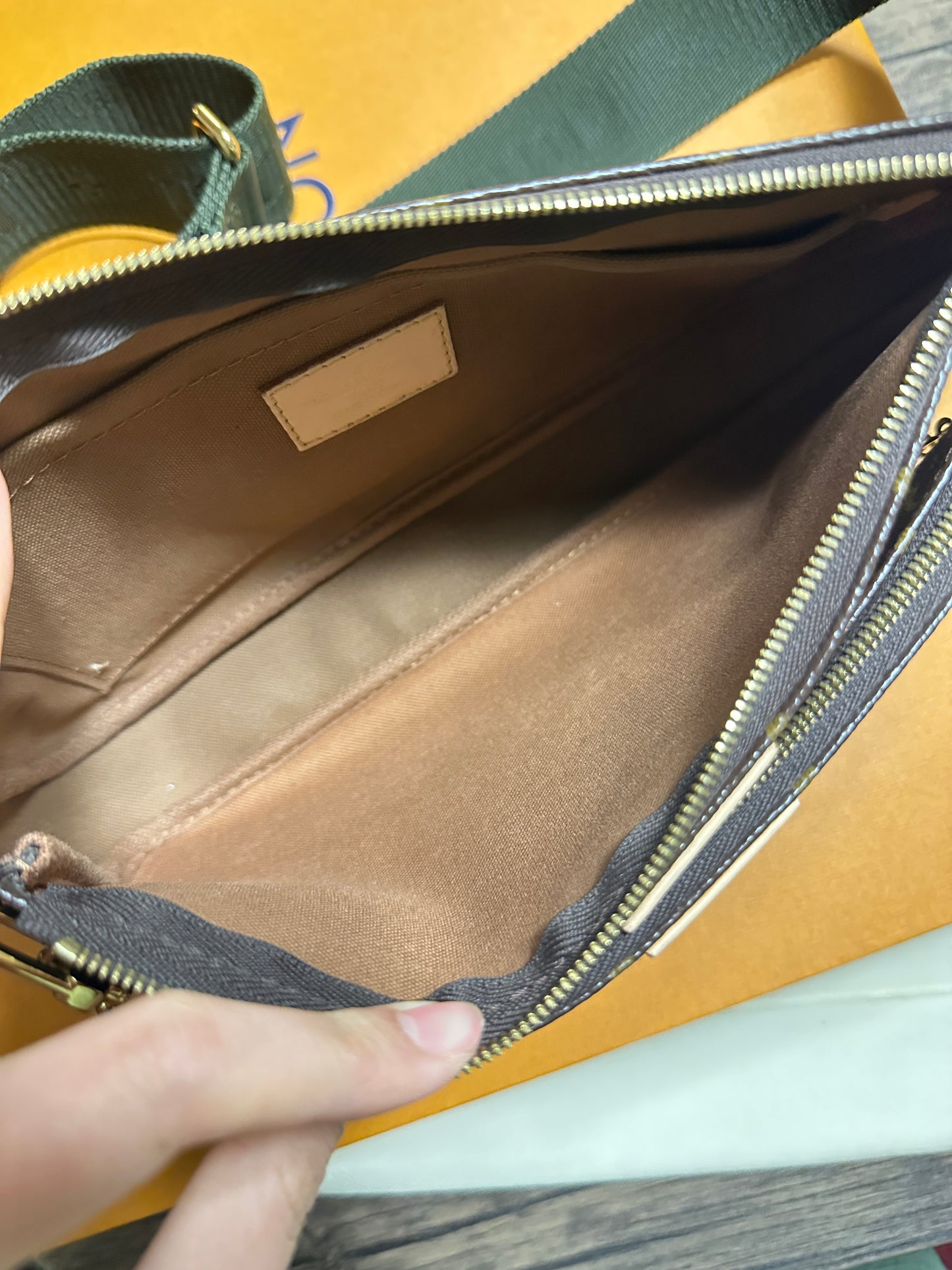 (Pre-owned) Louis Vuitton Multi Pochette Accessoires leather crossbody bag (Good condition 9.9/10)